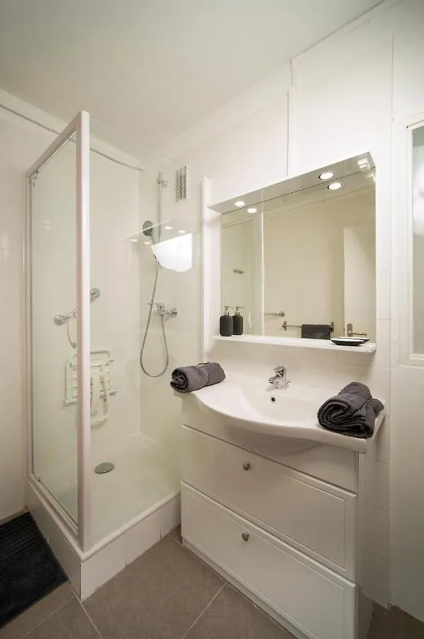 Appartement Tout Equipe Parking Balcon 2 Chambres Marseille Apartment